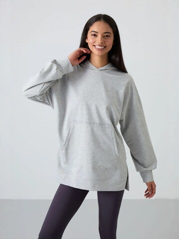 Tommy Life Sweatshirt in Grey: front