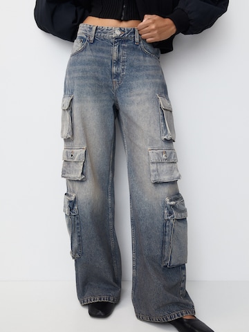 Pull&Bear Loosefit Cargojeans in Blauw: voorkant