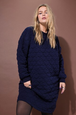 Robe Studio Untold en bleu