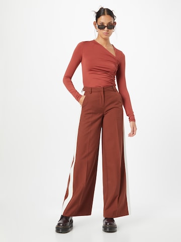 WEEKDAY Wide leg Trousers with creases 'Callie' in Brown