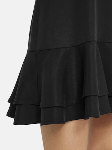 Nicowa Minikleid 'LONIWA', Model ist 1,75 cm groß trägt Größe 34 in Schwarz