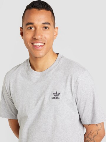 ADIDAS ORIGINALS T-Shirt 'Trefoil Essentials' in Grau