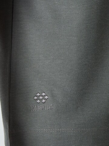 Tommy Life Shirt in Grey