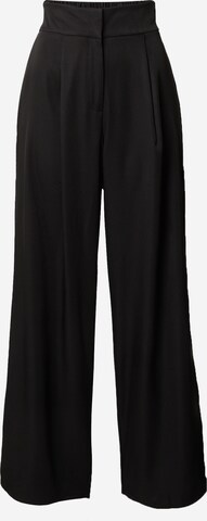 SISTERS POINT רגל רחבה מכנסים קפלים 'GALYA-PA' בשחור: מלפנים