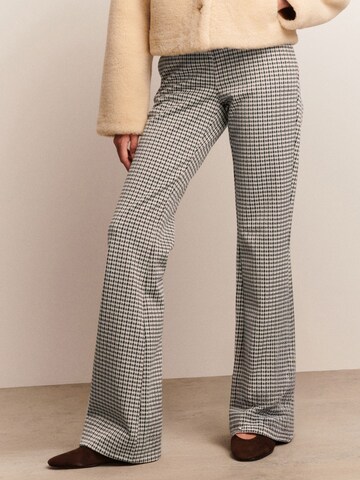 Next Flared Broek in Wit: voorkant