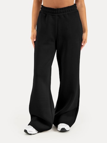 Smilodox Loosefit Hose 'Zadie' in Schwarz: Vorderseite
