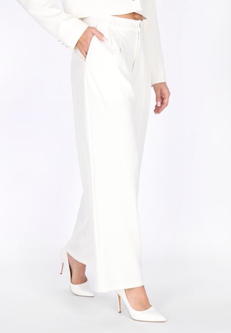 faina - regular Pantalón plisado en blanco