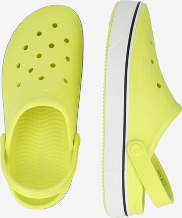 Clogs di Crocs in giallo