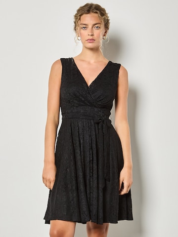 Apricot Floral Lace Fit And Flare Mini Dress ' ' in Schwarz: Vorderseite