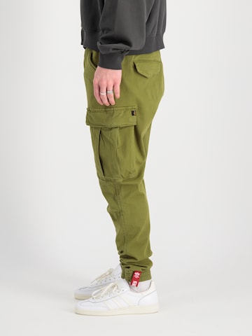 žalia ALPHA INDUSTRIES Siaurėjantis Laisvo stiliaus kelnės