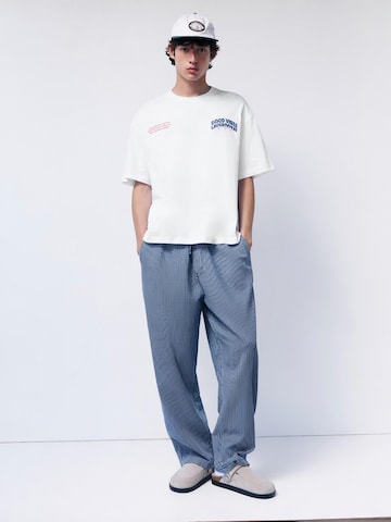 Pull&Bear Tričko 'COMMUNITY PLAYER' – bílá