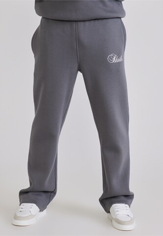 SikSilk Loosefit Broek 'Essentials' in Grijs: voorkant