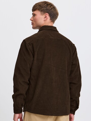 !Solid - Ajuste regular Camisa en marrón