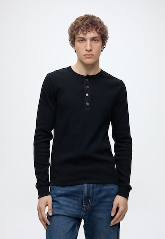 Tricou de la Abercrombie & Fitch pe negru: față