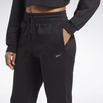 Reebok - Tapered Pantalón deportivo en negro