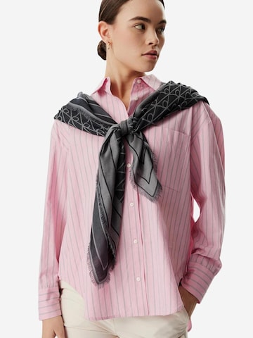 Calvin Klein Scarf 'EMBLEM AOP JACQUARD SQUARE SCARF LV04F8080G' i svart