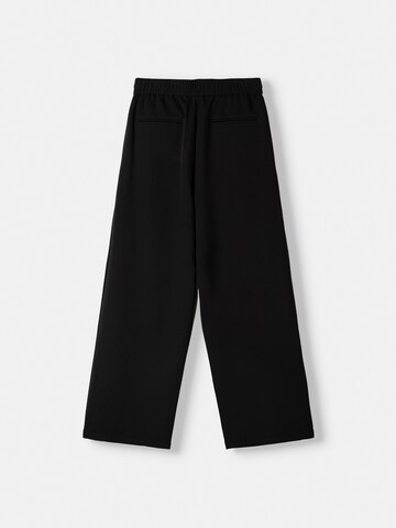 Bershka Bő szár Élére vasalt nadrágok - fekete