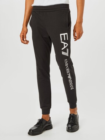 Tapered Pantaloni de la EA7 Emporio Armani pe negru: față