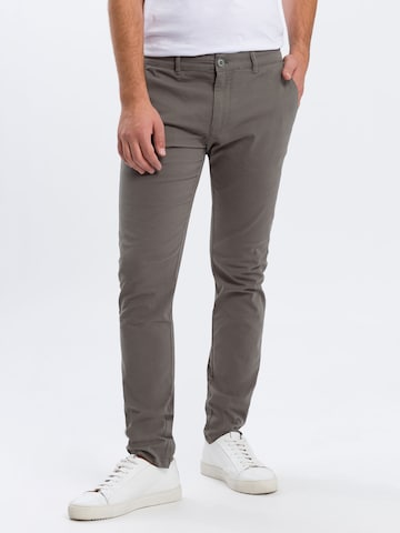 Cross Jeans Tapered Chino Pants in Green: front