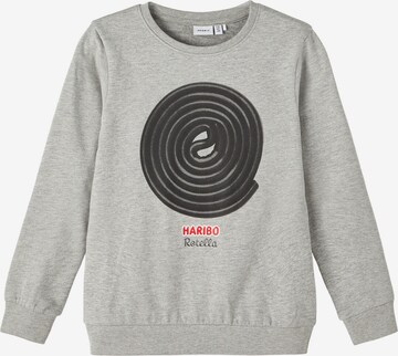 NAME IT Sweatshirt 'Darci Haribo' in Grijs: voorkant