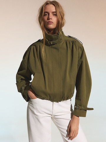 Bershka Prehodna jakna | zelena barva: sprednja stran