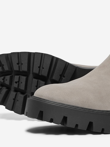Chelsea Boots 'ONLBETTY' ONLY en gris