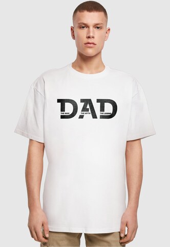 Merchcode Shirt ' Fathers Day - The Man, The Myth, The Legend ' in Weiß: predná strana