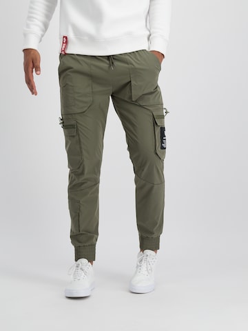 Effilé Pantalon cargo ALPHA INDUSTRIES en vert : devant