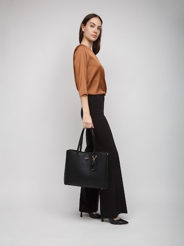 GUESS Handtasche 'Meridian'‌ in Schwarz: Vorderseite