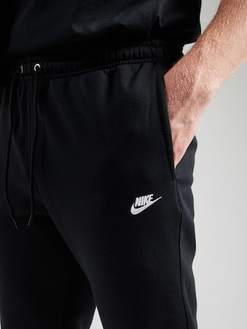 Effilé Pantalon 'CLUB' Nike Sportswear en noir