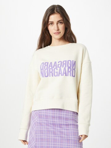 MADS NORGAARD COPENHAGEN Sweatshirt in Beige: voorkant