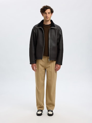 Loosefit Pantaloni con piega frontale di SELECTED in marrone