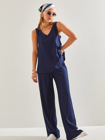 Bianco Lucci Костюм с панталон в синьо: отпред