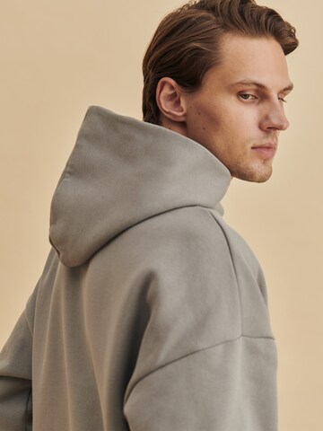 DAN FOX APPAREL Sweatshirt 'Sebastian' in Grey