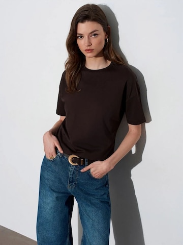 T-shirt Dilvin en marron : devant