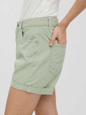 VERO MODA Regular Shorts in Grün