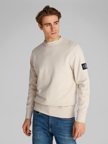 Calvin Klein Jeans Свитшот в Серый: спереди