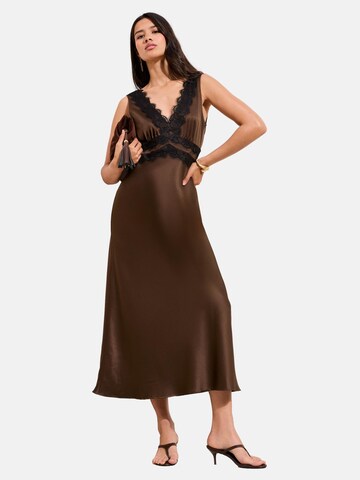 Abito da sera di Friends Like These in marrone: frontale