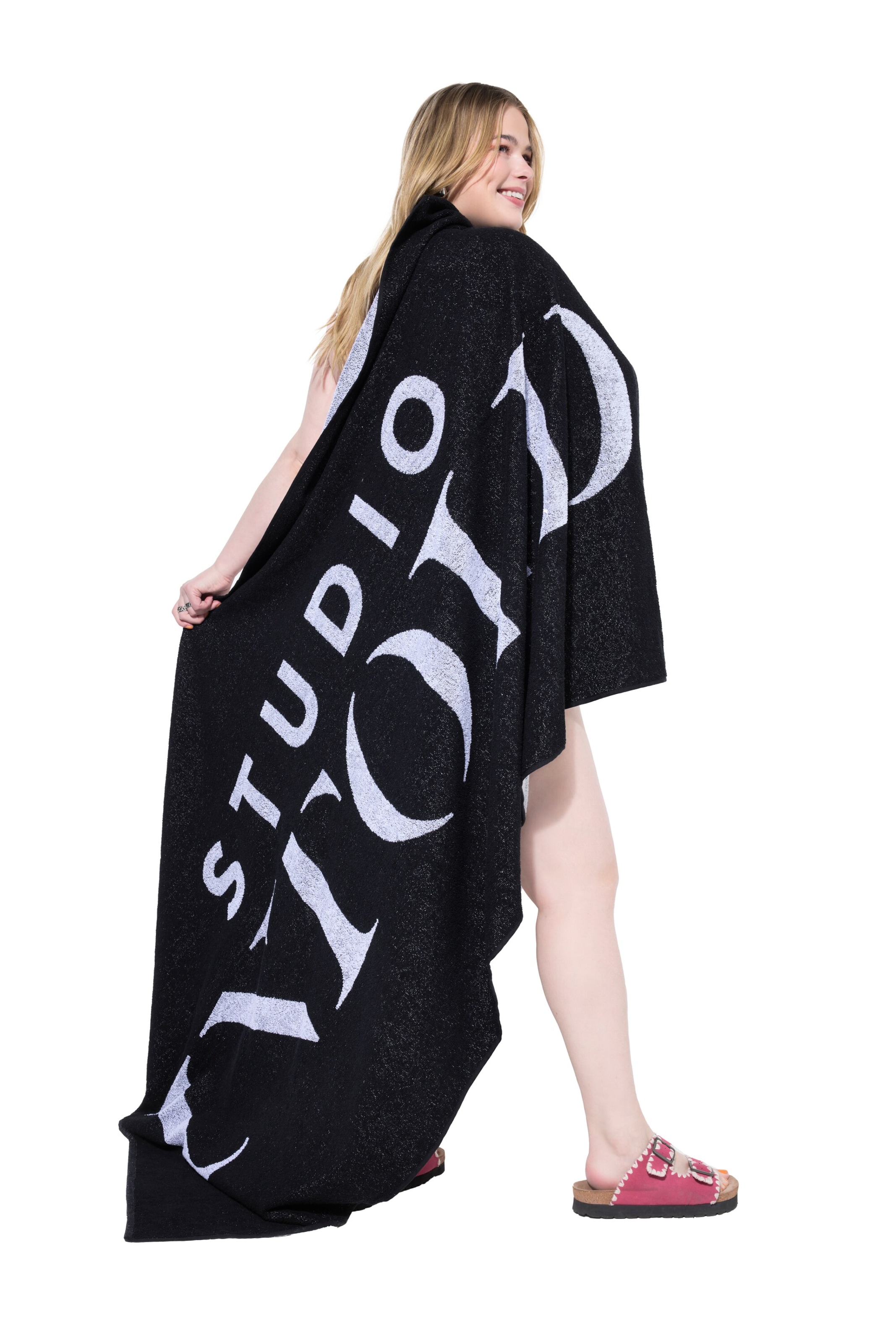 Studio Untold Beach towel in Black