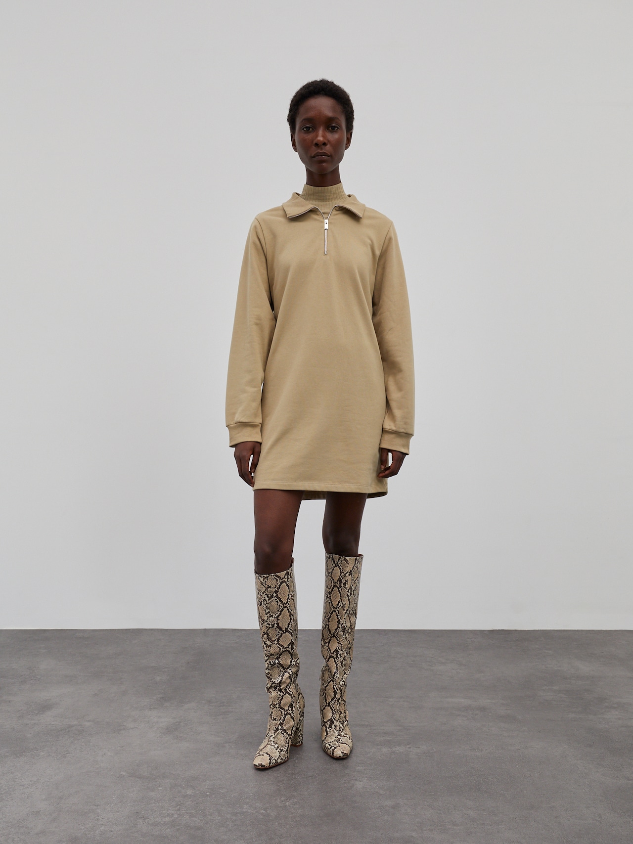 EDITED Producten Jurk 'Glennis' Beige