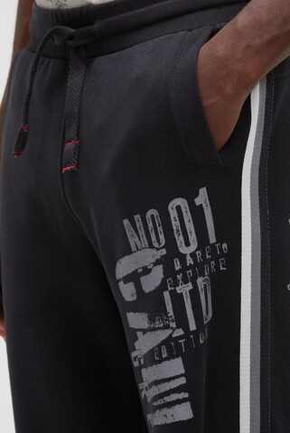 CAMP DAVID Regular Jogginghose mit Seitentapes und Logo Prints in Schwarz: Vorderseite