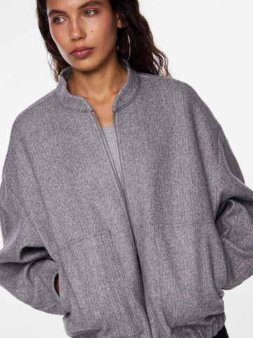 PIECES Between-season jacket 'PCDEBBIE' in Grey
