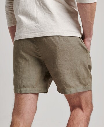 Superdry Regular Shorts in Grün