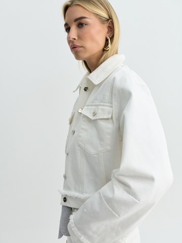 FEMSSY Přechodná bunda – bílá