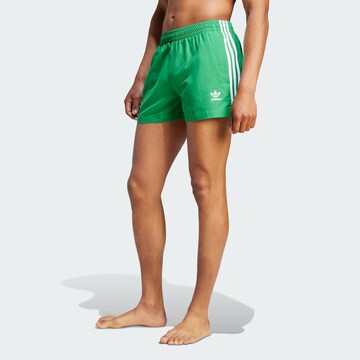 Shorts de bain 'Adicolor 3-Stripes' ADIDAS ORIGINALS en vert : devant