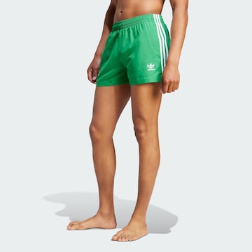 ADIDAS ORIGINALS Ujumispüksid 'Adicolor 3-Stripes', värv roheline: eest vaates