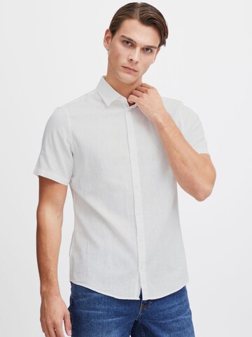 Coupe regular Chemise ' AKSEL ' Casual Friday en blanc : devant