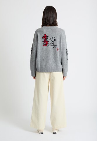 Chinti & Parker Trui 'Autumn Peanuts '25 Charlie Poker Pals' in Grijs