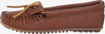 Minnetonka Mocassins 'Deerskin Kilty' in Bruin: voorkant