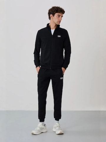 Survêtement Tommy Life en noir : devant